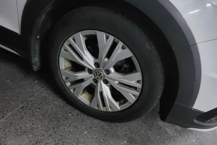 Used Volkswagen C-TREK 2017 230TSI DSG Comfort Version Right Front Wheel Hub
