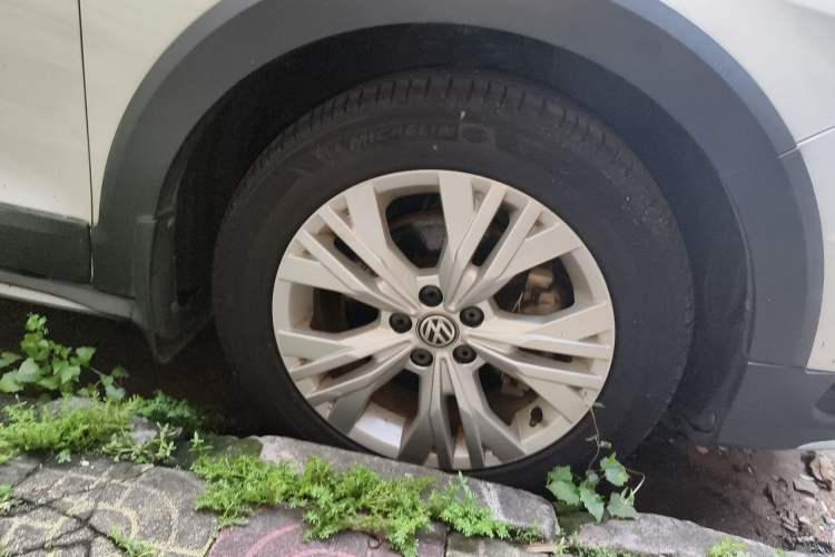 Used Volkswagen C-TREK 2017 230TSI DSG Comfort Version Right Front Wheel Hub