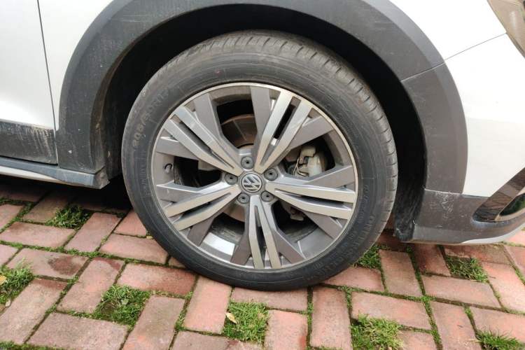 Used Volkswagen C-TREK 2017 230TSI DSG Luxury Model Right Front Wheel Hub