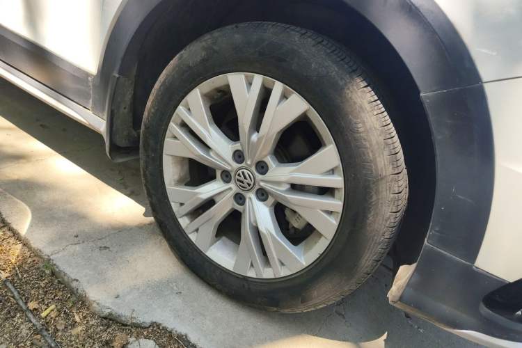 Used Volkswagen C-TREK 2017 1.6L Automatic Comfort Model Right Front Wheel Hub