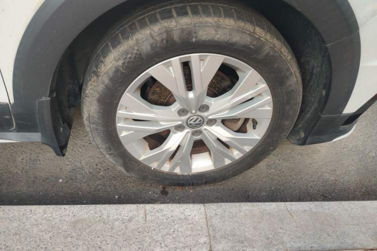 Used Volkswagen C-TREK 2017 1.6L Automatic Comfort Model Right Front Wheel Hub