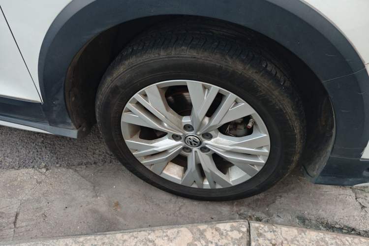 Used Volkswagen C-TREK 2017 230TSI DSG Comfort Version Right Front Wheel Hub