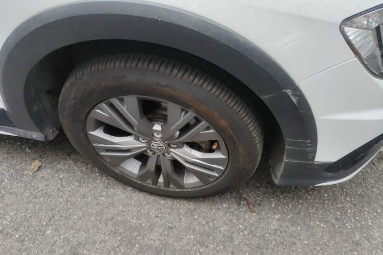 Used Volkswagen C-TREK 2017 1.6L Automatic Comfort Model Right Front Wheel Hub
