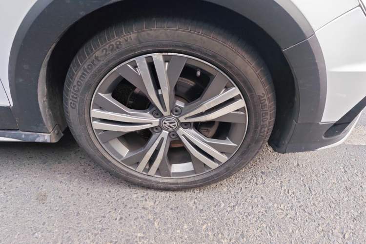 Used Volkswagen C-TREK 2017 230TSI DSG Luxury Model Right Front Wheel Hub