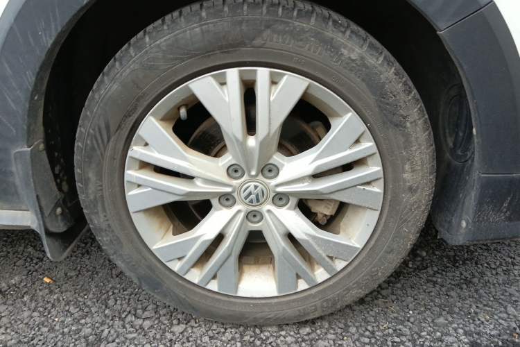 Used Volkswagen C-TREK 2017 1.6L Manual Comfort Model Right Front Wheel Hub