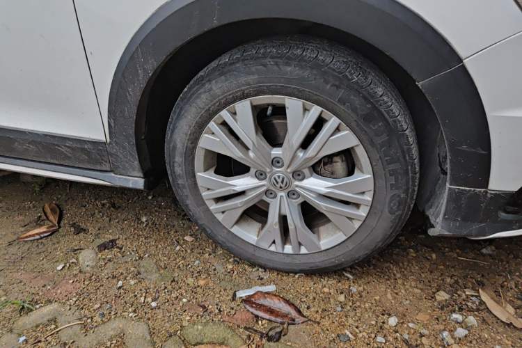 Used Volkswagen C-TREK 2017 230TSI Manual Comfort Version Right Front Wheel Hub