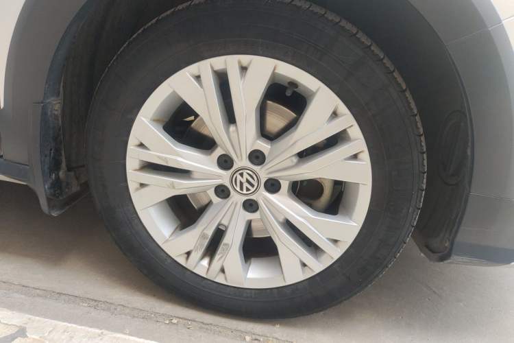 Used Volkswagen C-TREK 2017 230TSI DSG Comfort Version Right Front Wheel Hub