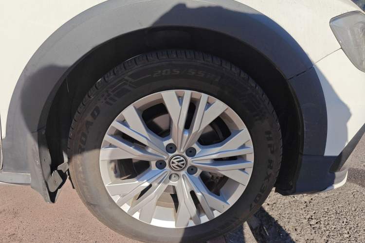 Used Volkswagen C-TREK 2017 1.6L Automatic Comfort Model Right Front Wheel Hub
