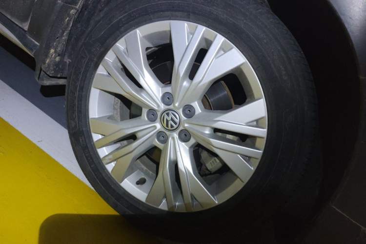 Used Volkswagen C-TREK 2017 1.6L Automatic Comfort Model Right Front Wheel Hub