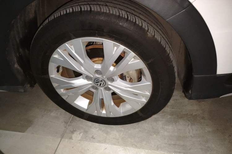 Used Volkswagen C-TREK 2017 1.6L Automatic Comfort Model Right Front Wheel Hub