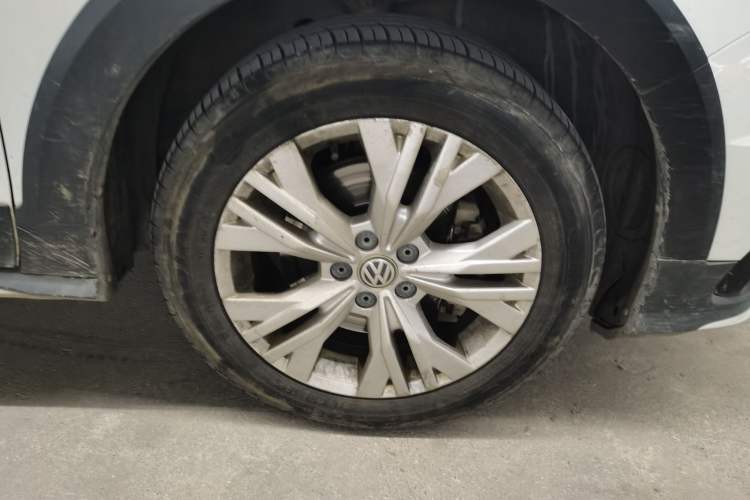 Used Volkswagen C-TREK 2017 230TSI Manual Comfort Version Right Front Wheel Hub