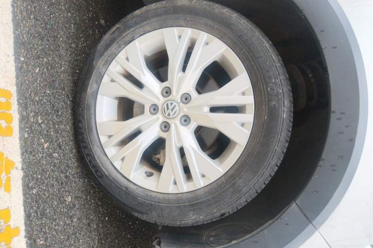 Used Volkswagen C-TREK 2017 1.6L Automatic Comfort Model Right Front Wheel Hub