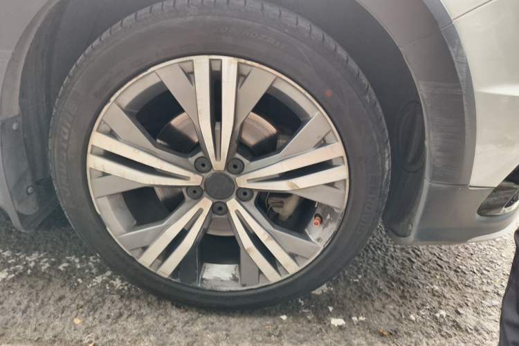 Used Volkswagen C-TREK 2017 230TSI DSG Luxury Model Right Front Wheel Hub