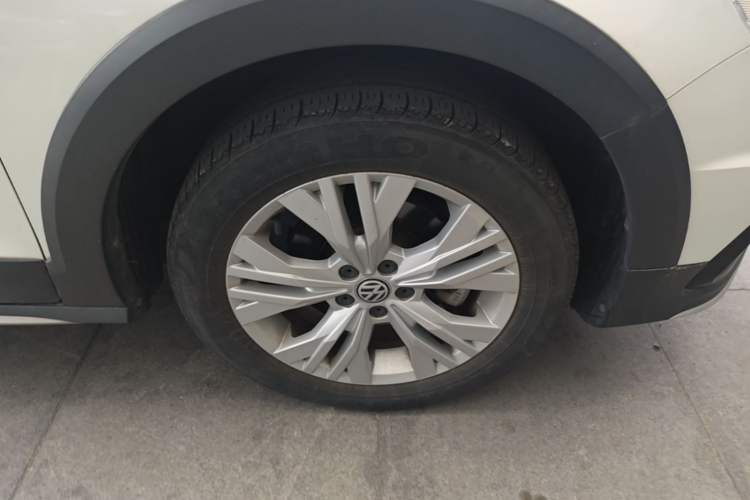 Used Volkswagen C-TREK 2017 1.6L Automatic Comfort Model Right Front Wheel Hub