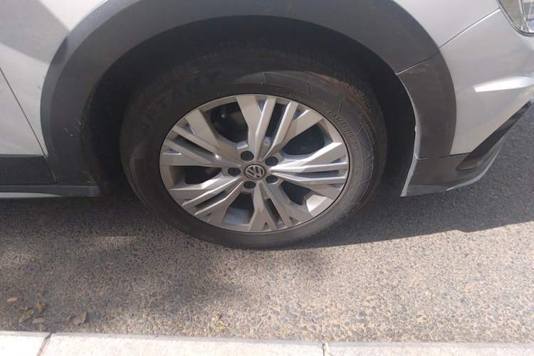 Used Volkswagen C-TREK 2017 1.6L Automatic Comfort Model Right Front Wheel Hub