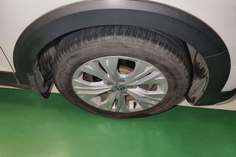 Used Volkswagen C-TREK 2017 1.6L Automatic Comfort Model Right Front Wheel Hub