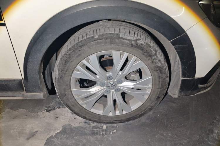 Used Volkswagen C-TREK 2017 1.6L Automatic Comfort Model Right Front Wheel Hub