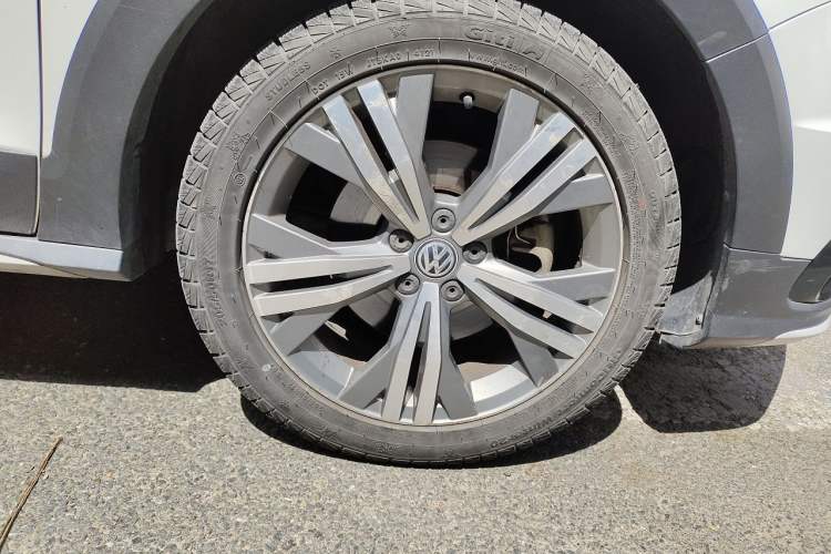Used Volkswagen C-TREK 2017 230TSI DSG Luxury Model Right Front Wheel Hub