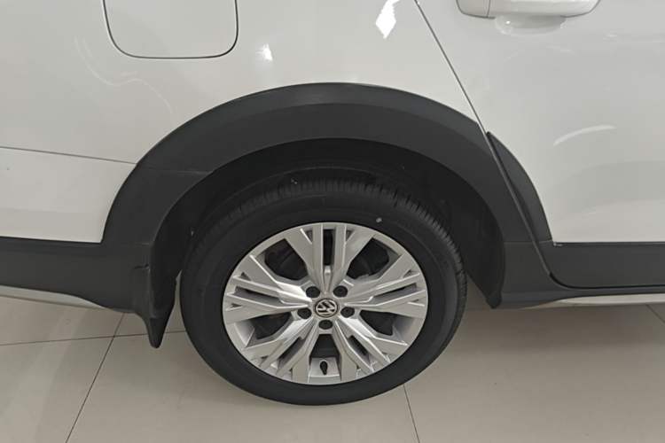 Used Volkswagen C-TREK 2017 1.6L Automatic Comfort Model Right Rear Wheel Hub