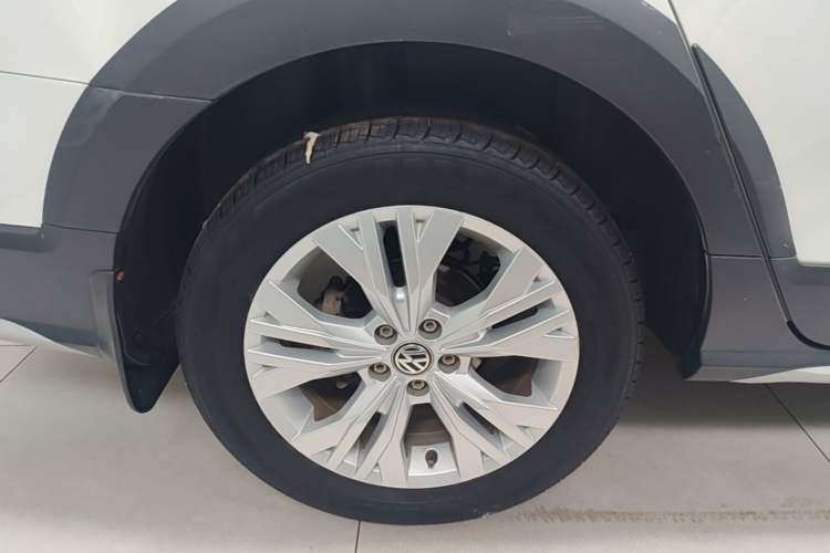 Used Volkswagen C-TREK 2017 1.6L Automatic Comfort Model Right Rear Wheel Hub