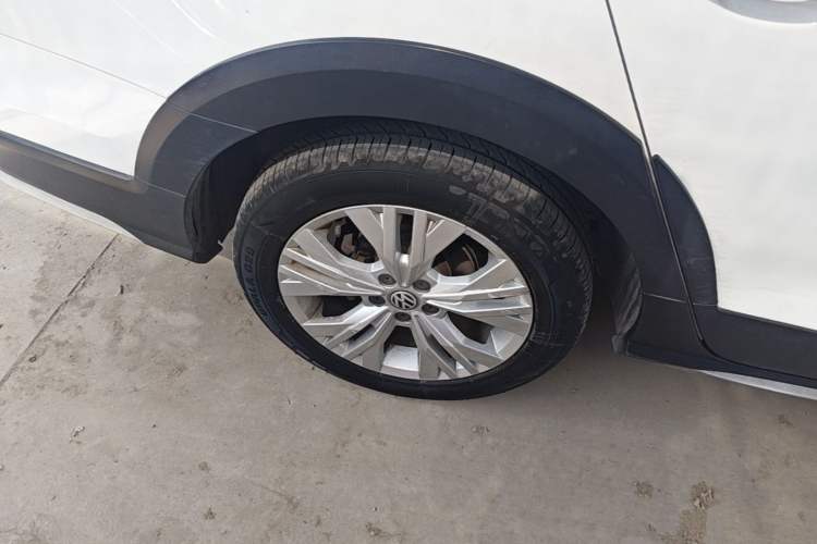Used Volkswagen C-TREK 2017 1.6L Automatic Comfort Model Right Rear Wheel Hub