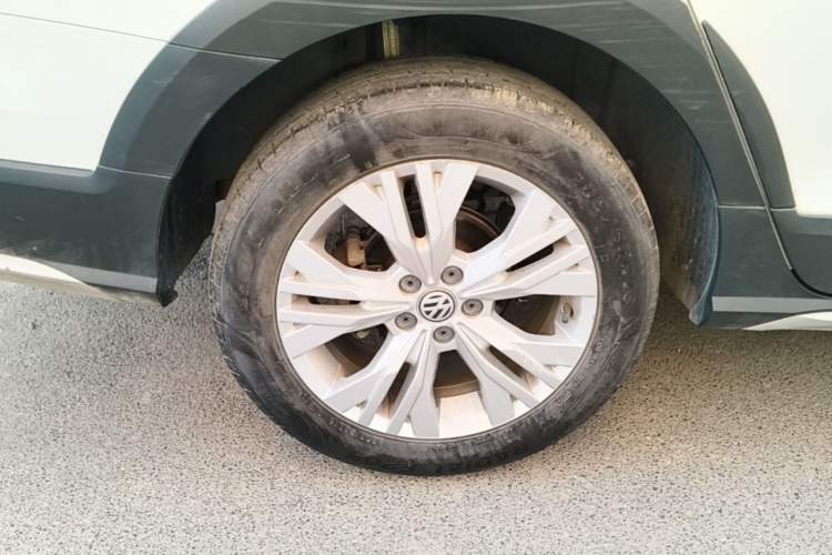 Used Volkswagen C-TREK 2017 1.6L Automatic Comfort Model Right Rear Wheel Hub