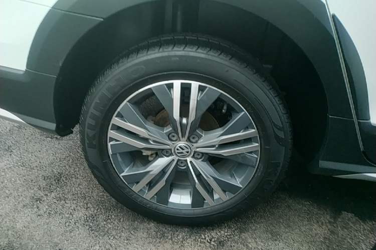 Used Volkswagen C-TREK 2017 1.6L Automatic Comfort Model Right Rear Wheel Hub
