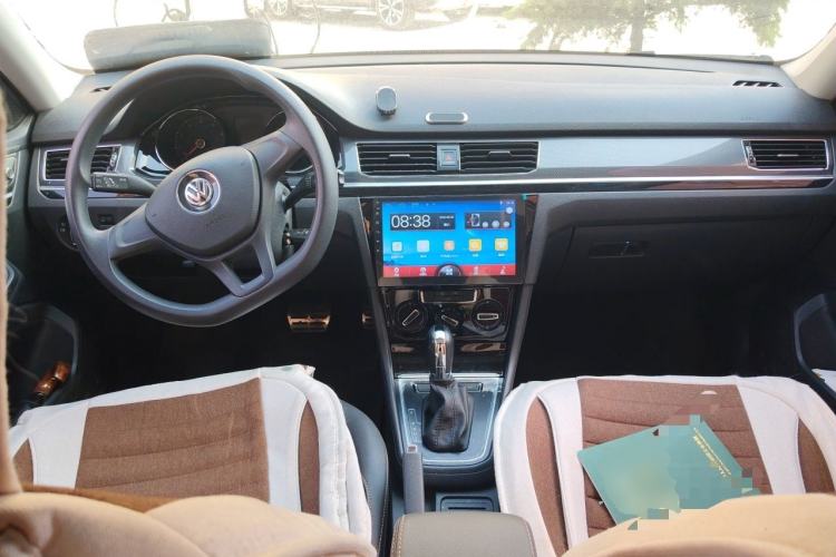 Used Volkswagen C-TREK 2017 1.6L Automatic Comfort Model Center Console