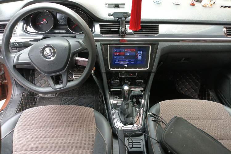 Used Volkswagen C-TREK 2017 1.6L Automatic Comfort Model Center Console