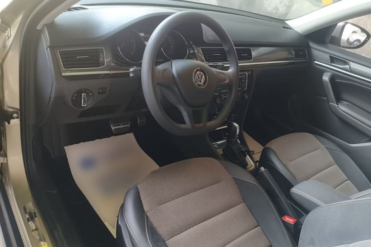 Used Volkswagen C-TREK 2017 1.6L Automatic Comfort Model Center Console