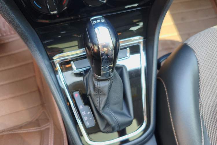 Used Volkswagen C-TREK 2017 230TSI DSG Comfort Version Gear Lever