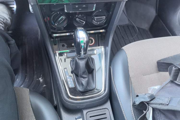 Used Volkswagen C-TREK 2017 230TSI DSG Comfort Version Gear Lever