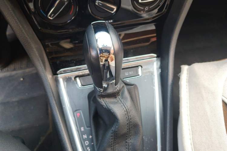 Used Volkswagen C-TREK 2017 1.6L Automatic Comfort Model Gear Lever
