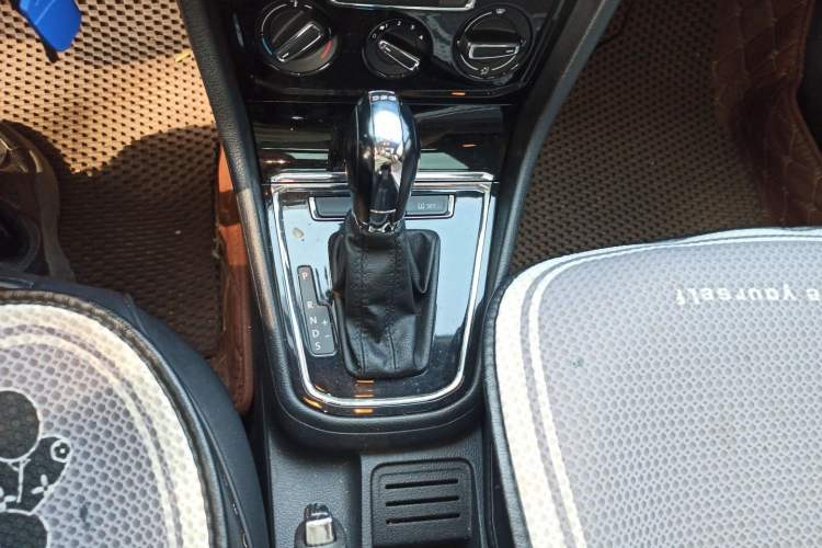 Used Volkswagen C-TREK 2017 230TSI DSG Comfort Version Gear Lever