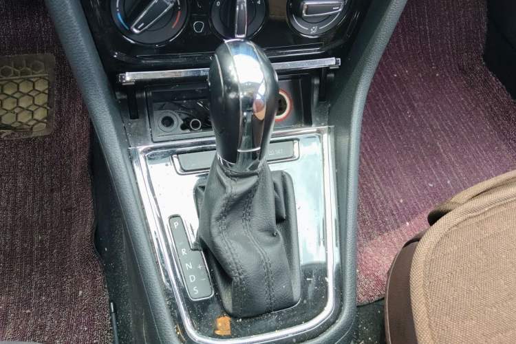 Used Volkswagen C-TREK 2017 1.6L Automatic Comfort Model Gear Lever