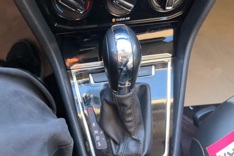 Used Volkswagen C-TREK 2017 1.6L Automatic Comfort Model Gear Lever