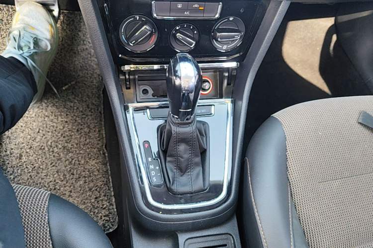 Used Volkswagen C-TREK 2017 1.6L Automatic Comfort Model Gear Lever