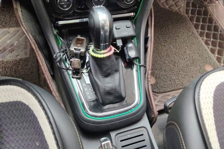 Used Volkswagen C-TREK 2017 230TSI DSG Luxury Model Gear Lever