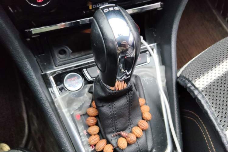 Used Volkswagen C-TREK 2017 230TSI DSG Luxury Model Gear Lever