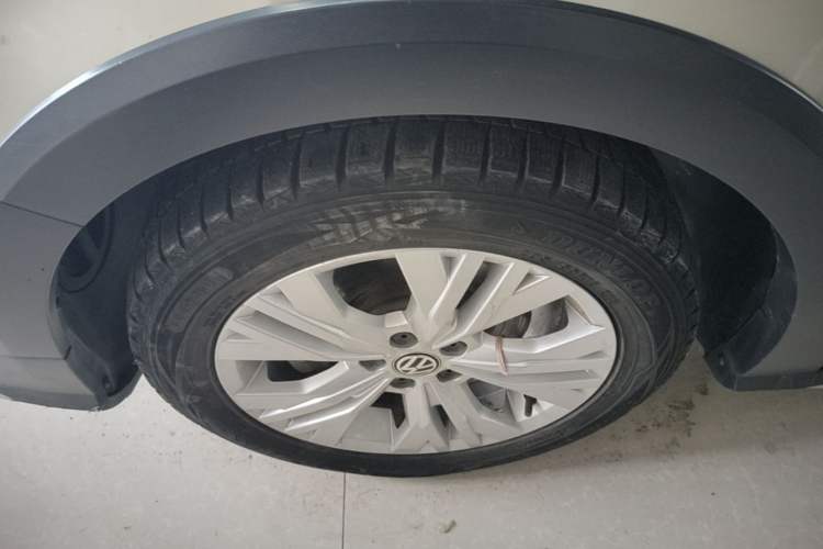 Used Volkswagen C-TREK 2017 1.6L Automatic Comfort Model Left Front Wheel Hub
