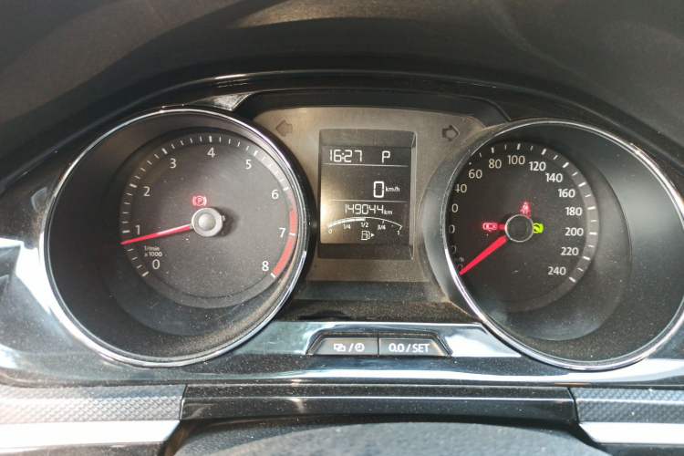 Used Volkswagen C-TREK 2017 230TSI DSG Comfort Version Odometer Close Up