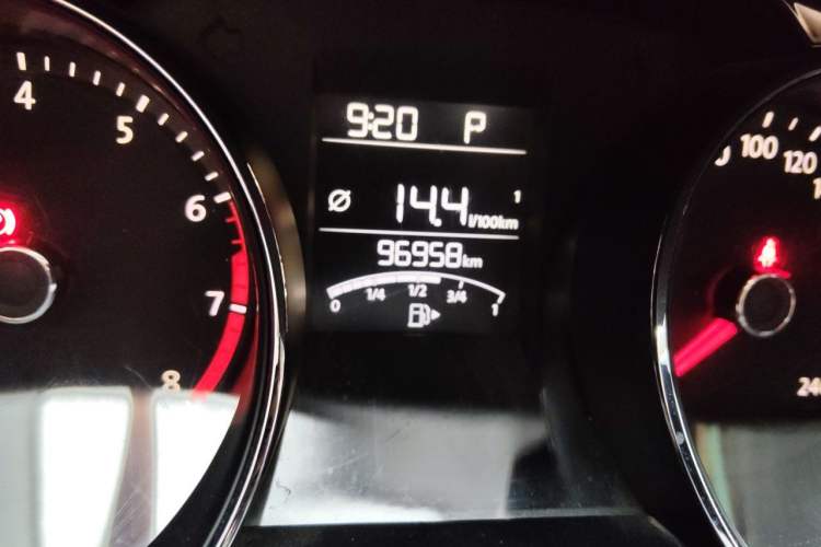 Used Volkswagen C-TREK 2017 230TSI DSG Luxury Model Odometer Close Up