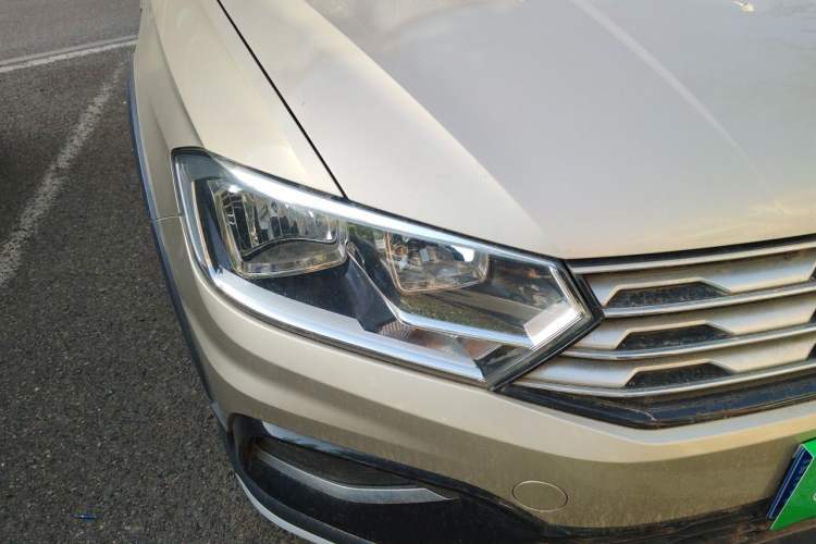 Used Volkswagen C-TREK 2017 1.6L Automatic Comfort Model Right Front Headlight
