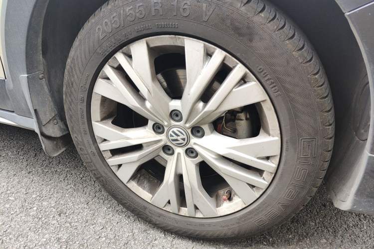 Used Volkswagen C-TREK 2017 1.6L Automatic Comfort Model Right Front Wheel Hub