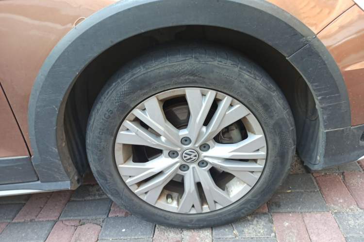 Used Volkswagen C-TREK 2017 230TSI DSG Comfort Version Right Front Wheel Hub