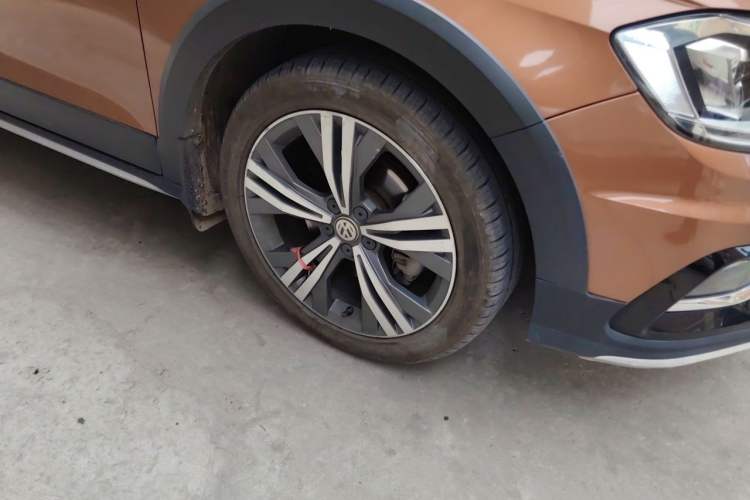 Used Volkswagen C-TREK 2017 230TSI DSG Luxury Model Right Front Wheel Hub