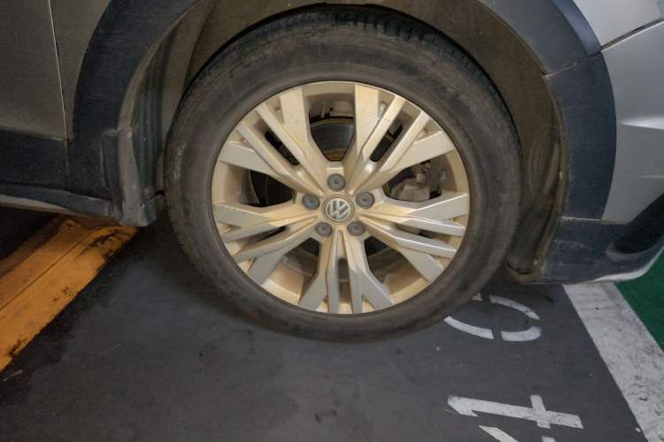 Used Volkswagen C-TREK 2017 1.6L Automatic Comfort Model Right Front Wheel Hub