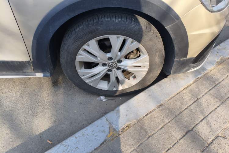 Used Volkswagen C-TREK 2017 1.6L Automatic Comfort Model Right Front Wheel Hub