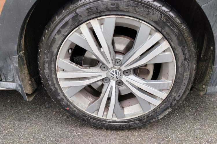Used Volkswagen C-TREK 2017 230TSI DSG Luxury Model Right Front Wheel Hub