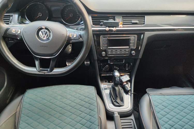 Used Volkswagen C-TREK 2018 1.5L Automatic Comfort Model Center Console